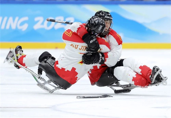 3月12日，北京2022年冬殘奧會冰球銅牌賽在北京國家體育館舉行，中國隊以4比0戰勝韓國隊獲得銅牌。中國隊球員在比賽後擁抱。蘭紅光 攝
