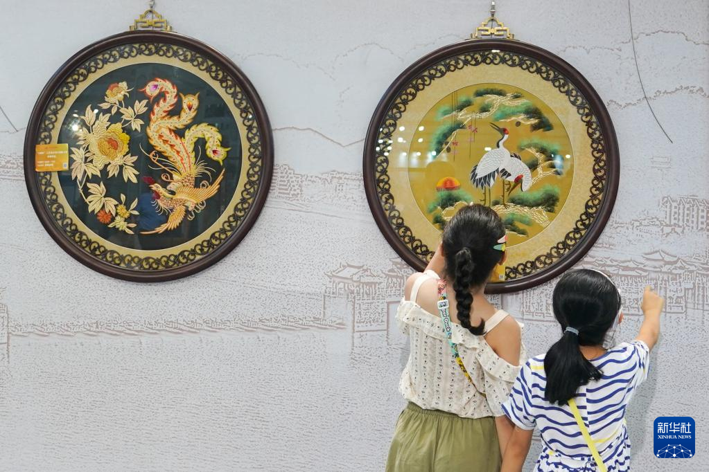 8月18日，觀眾在第二屆中國工藝美術博覽會參觀織繡類藝術展品。