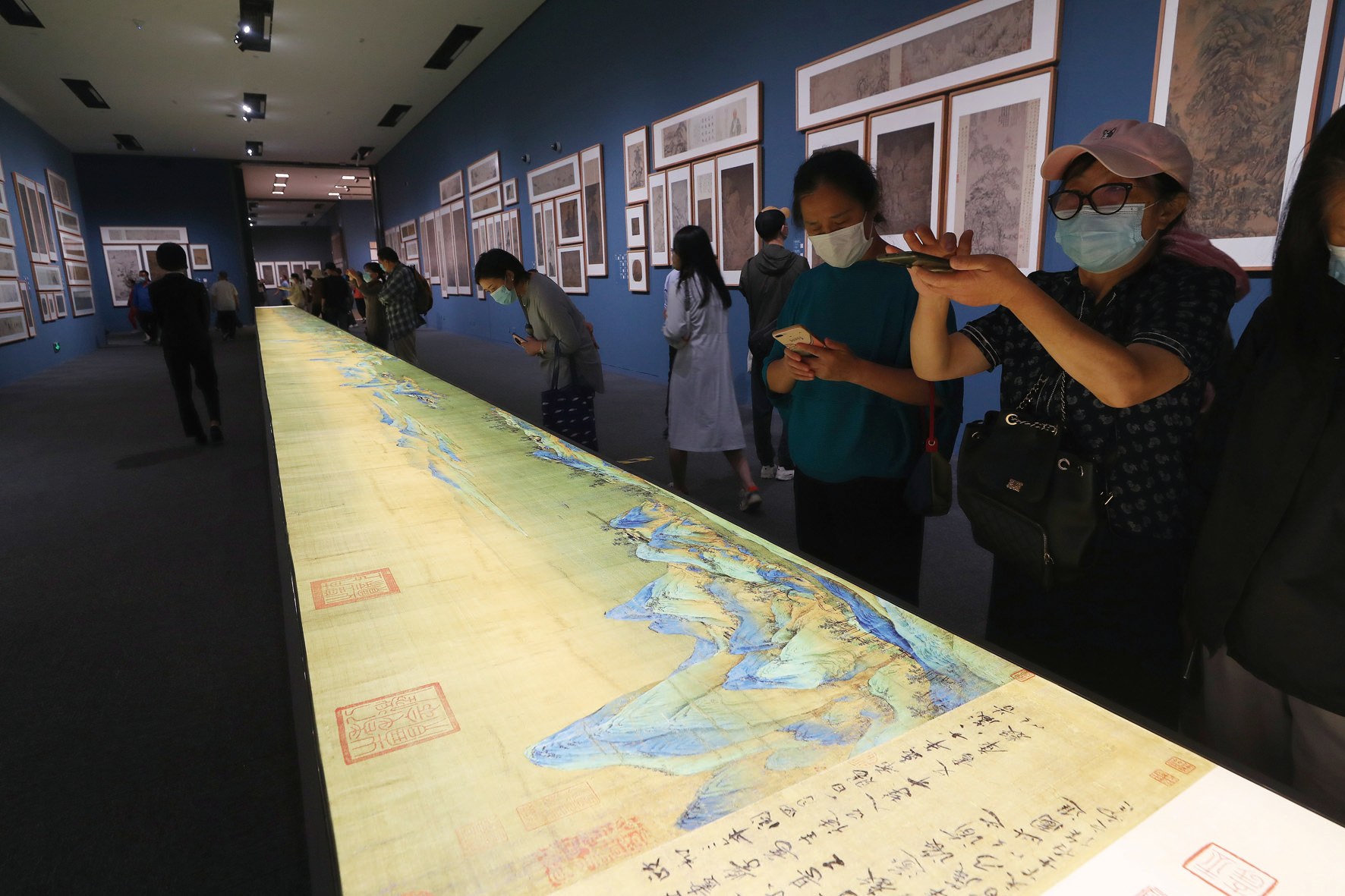 在“盛世修典——‘中國歷代繪畫大系’成果展”中通過數字技術修復呈現的《千里江山圖》   本報記者 盧 旭 攝